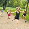 Mit Spaß dabei: Tatsächlich laufend sammelten die Grundschüler Spenden ein.