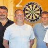 (dt)   Erstmals in seiner 22-jährigen Geschichte hat der Erste Dartclub Niederwerrn die unterfränkische Meisterschaft im Steel-Dart gewonnen. In den vergangenen sechs Jahren musste sich das Team stets mit dem zweiten Platz begnügen, in dieser Saison reichte es nun endlich zum Titel. Wegen der großen Entfernungen zu den gegnerischen Teams und den damit verbundenen Kosten verzichte der Club allerdings auf den Aufstieg in die Bayernliga, so Dartclub-Präsident Ralf Künzel. Im Bild (von links) Vizepräsident Karl-Heinz Schmitt und die Spieler Alexander Beger, Edwin Cotton, Rainer Söldner, Ralf Väth, Rolf Seybold, Gerd Söldner, Thomas Beinroth und Präsident Ralf Künzel im Trikot aus dem Gründungsjahr 1988. Zum Team gehören auch Michael Martschei, Ingo Wellmann und Michael Schinzel.