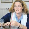 (iwi)   An diesem Mittwoch liest Marie-Sophie Lobkowicz um 20 Uhr im Salon am Schmuckhof aus ihrem autobiograhischen Roman „Ich werde da sein, wenn du stirbst“. In dem Roman geht es um die junge Marie-Sophie, die den sympathischen Conte kennenlernt und sich in ihn verliebt. Doch diese Liebe wird keine Zukunft haben, denn Conte hat Krebs und hat nicht mehr lange zu leben. Die beiden beschließen dennoch, ihre Liebe zu leben. Für die beiden beginnt ein ebenso schönes wie bitteres Miteinander. Schließlich verspricht sie ihm: „Ich werde da sein, wenn du stirbst.“ Wenige Monate später löst sie dieses Versprechen ein.
