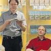 Man nennt ihn Sprichwort-Papst: Rolf-Bernhard Essig erklärte den Sinn von Redensarten und deren Herkunft. Franz Tröger (rechts) intonierte dazu auf der Spieluhr die passende Musik.