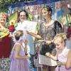 (win)   Den Felix, die Auszeichnung des Deutschen Chor-Verbands (DCV) für kindergerechtes und regelmäßiges Singen, erhielt der Kindergarten Regenbogenland in Langendorf. Die Vorsitzende des heimischen Gesangvereins, Beate Reuter, hatte die Auszeichnung vorgeschlagen. „Jetzt kommt Felix ins Regenbogenland“, freute sie sich. Im Rahmen des Sommerfests überreichte die Felix-Beauftragte des Sängerkreises Schweinfurt, Maria Hetterich (links), die Puppe, die einen Ehrenplatz im Kindergarten erhalten wird, an die Kindergartenleiterinnen Kathrin Borst und Claudia Berger (von links). Foto: W. Ehling