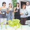 Silvaner auf dem Teller und im Glas: Weinhoheiten eröffneten in der Homburger Bräuscheuere die Silvanerwochen (von links): Gastwirtin und ehemalige Weinprinzessin Alexandra Dürr, Weinprinzessin Petra Pfenning, Weinprinzessin Laura Michel, Verkaufsleiterin des Winzerkellers Rita Martin und Küchenmeister Volker Frank.