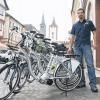 Stehen für Pedalritter bereit: Sechs Movelos mit Hilfs-Elektromotor hat Volker Rosenberger in Karlstadt vor seinem Laden postiert.