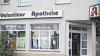 (ch)   Gerlinde Porzelt eröffnete im Februar 1985 in der Ludwigstrasse in Lohr die „Apotheke am Oberen Tor" in einem denkmalgeschützten Haus neben dem Reisebüro Panter. 1994 nutzte sie die Gelegenheit, in das neue Ärztehaus in der Ignatius-Taschner-Straße 9 am Parkdeck umzuziehen. Dort konnte sie die Apotheke vergrößern und hatte endlich eigene Parkplätze. Da sie den Namen aus  rechtlichen Gründen nicht mitnehmen konnte, wurde der Name in „Valentinus-Apotheke“ umbenannt. Zum Apothekenteam gehören: Gerlinde Porzelt, Inhaberin; Johanna Marsch, Apothekerin (24 Jahre Betriebszugehörigkeit); Barbara Ullrich, Pta (25); Birgit Kunkel, Pta (10) und Yvonne Panzer, Pta (3) Klammer bedeutet Betriebszugehörigkeit.