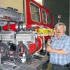 Technisch auf dem neuesten Stand: Kommandant Walter Mauer in Großeibstadt vor der neuen Feuerwehr-Ausrüstung.