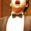 (lip)   Der Luitpoldpreisträger beim diesjährigen Kissinger Sommer heißt Kejia Xiong. Nach der Abschlussgala am Samstagabend rief Intendantin Kari Kahl-Wolfsjäger den jungen chinesischen Tenor auf die Bühne. Dort wurde ihm Urkunde und Scheck in Höhe von 5000 Euro vom Vorsitzenden des Fördervereins, Anton Schick, und Schatzmeister Bernd Müller überreicht. Den Auftrag der gestrengen Intendantin erfüllte Schick: Er appellierte an den 27-jährigen Sänger, das Geld für seine Weiterbildung einzusetzen. Kejia Xiong ist der zwölfte Luitpoldpreisträger. Der Tenor war Teilnehmer des Meisterkurses bei Silvana Bazzoni-Bartoli am 8. Juni. Dort hatte er trotz leichter Indisponiertheit wegen eines grippalen Infektes überzeugt. Die Leistungen von Kejia Xiong als belcanto-Sänger wurden bereits mit mehreren Preisen belohnt. Seit 2007 studiert er an der Musikhochschule „Hanns Eisler“ in Berlin.