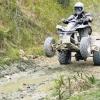 (pr)   Bis zu 100 Quads hatten Sonja und Dieter Schwarz  zum 2. Quad-Treffen auf der Motocross-Strecke Schwarze Pfütze an der Bundesstraße 19 erwartet. Sie wurden nicht enttäuscht: Bis Sonntagnachmittag nutzten Quad-Fahrer aus dem gesamten fränkischen Raum, bis weit hinein nach Thüringen und sogar bis ins hessische Frankfurt die Möglichkeit „die Kraft von der Straße auch einmal im geschlossenen Gelände zu testen“. Da kam der Regenguss am Samstagnachmittag genau richtig, konnte man die Strecke doch gleich mit zwei unterschiedlichen Belägen im wahrsten Sinn des Wortes erfahren: Hatten die Fahrer am Vormittag noch reichlich Staub geschluckt, so bot sich der Nachmittag kurzzeitig doch für Schlammdurchfahrten an. Gut 20 Pferdestärken hat ein solches vierrädriges Motorrad, manche sogar mehr als 70. Auf dem Motocross-Gelände konnten sich die einen wie die anderen so richtig austoben. Einige waren sogar mit Zelt oder Wohnmobil anreisen, um abends am Lagerfeuer mit Gleichgesinnten zu fachsimpeln und am nächsten Morgen dann zu den ersten zu zählen, die wieder auf die Piste gingen.