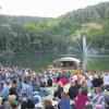 Schön anzusehen, tolle Akustik: Die Band „Sixpack“ spielte am Sonntagabend beim Frickenhäuser Seefest auf der neuen Seebühne. Die trichterförmige Kulisse am Natursee sorgte für einen satten Sound.