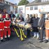 Stolz auf „LUCAS II“: Im Bild (von links) Wachleiter Richard Rockenzahn, die Rettungsassistenten Stefan Ruß und Christian Holheimer, Notarzt Dr. Franz Wehming, Rettungsdienstleiter Heiko Stäblein, BRK-Kreisgeschäftsführer Hubert Kiesner, Bürgermeister Udo Baumann, Marco Hahn (Medizinprodukte-Beauftragter Rettungswache Bad Neustadt), Dr. Georg Kochinki (Ärztlicher Leiter Rettungsdienst, Leitstelle Bereich Schweinfurt), Dr. Waldemar Hohm, Chefarzt BRK-Kreisverband, und Rettungsassistent Florian Fries.