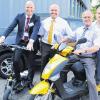 Spontan gekauft: Für die Ausbildung in der Jokob-Preh-Schule erstand Landrat Thomas Habermann (Mitte) zwei Elektro-Scooter und einen Roller von Professor Henning Zoz, auf dem Schulleiter Klaus Saar und der Fachlehrer für Fahrzeugtechnik, Norbert Vogler, gleich Platz nahmen.