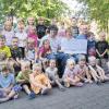 1000 Euro für Kindergarten: Vor einigen Wochen feierte das Autohaus Wiesner in Oberbach sein 40-jähriges Bestehen mit einem großen Fest. Nun übergab Jochen Wiesner einen Scheck über 1000 Euro an Bürgermeister Alfred Schrenk für den Kindergarten in Oberbach.