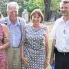 Heimatkunde: Die Geschwister Ulla und Michael Ballhaus (von links) zeigten sich bei einer Führung durch Hauptkonservatorin Annette Faber und Kreisheimatpfleger Reinhold Albert über den zweitgrößten jüdischen Friedhof in Bayern, dem Judenhügel in Kleinbardorf, beeindruckt.