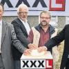 Schalter ein: Bei der Inbetriebnahme der Photovoltaik-Anlage auf dem Zentrallager der XXXL-Unternehmensgruppe in Uffenheim-Langensteinach (von links) Robert Röpert, Expansionsleiter von XXXL Deutschland, Wolfgang Hofmann, Geschäftsführer der Firma FlachdachSolar (Lauda-Königshofen), Uffenheims Bürgermeister Georg Schöck und Helmuth Götz, Mitglied der Geschäftsführung der XXXL-Unternehmensgruppe.