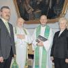 Den ersten Gottesdienst in der Pfarrei Holzkirchen feierte der neue Pfarrer Berthold Grönert. Von links: Bürgermeister Klaus Beck, der pensionierte Ortspfarrer Werner Wolfmeier, Pfarrer Grönert und Pfarrgemeinderatsvorsitzende Ingeborg Pscheidl.