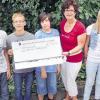 Für die „Aktion Patenkind“: Die Aubstädter Konfirmanden (es fehlen Annalena Müller und Jennifer Kraus) überreichten einen Scheck in Höhe von 400 Euro an Main-Post-Mitarbeiterin Maria Ruck. ALFRED KORDWIG