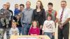 Gewinner des Luftballonwettbewerbs: Familie Wypich mit Gewinner Nico (von links/Gewinnerkinder jeweils vorne), Familie Berktold mit Tochter Anna und Familie Weiler mit Vanessa und Paidi-Geschäftsführer Peter Beyer.