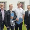 (kpe)  Die Ausbildungszeit für zwei Straßenwärter von der Straßenmeisterei Rödelmaier ging am 29. Juli mit der Freisprechungsfeier in Kempten zu Ende. Beide Prüflinge bekamen vom Präsidenten der Autobahndirektion Südbayern, Paul Lichtenwald, ihre Facharbeiterbriefe überreicht. Die beiden neuen Straßenwärter schlossen ihre Facharbeiterprüfung mit gutem Erfolg ab. Andreas Friedrich erreichte dabei gar seinen mittleren Schulabschluss. Das Bild zeigt die beiden Absolventen Christoph Martin (links) und Andreas Friedrich sowie Dienststellenleiter und Ausbilder Karl-Heinz Baumeister (ganz links) und Behördenleiter Holger Bothe vom staatlichen Bauamt Schweinfurt.