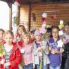 (evw)   „Wolliges meets flowers“. Dieses Motto im Arnsteiner Ferienspaß zog 15 bastelfreudige Kinder zwischen sieben und zehn Jahren zum Blumenstadl in Arnstein. Unter der Betreuung der drei Organisatorinnen, der Chefin des Blumenstadls Karin Strübel, Jutta Heurung und Claudia Schneider-Koglin, wurde von jedem Teilnehmer ein schönes Gesteck aus Wolle und Pflanzen an einem Holzstab gestaltet. Jedes Kind erhielt einen Holzstab sowie verschiedene Materialien, um diesen nach Herzenslust zu schmücken. Zum Verzieren des Holzstabes wurden den Kindern verschiedene Techniken mit Wolle beigebracht wie das Fingerflechten, Häkeln und Perlenauffädeln, aber auch ausgefallenere Techniken wie zum Beispiel das Erstellen von Pom-Poms mit speziellen Geräten. Um dem Motto „Wolliges meets flowers“ treu zu bleiben, wurden zum Schluss noch Kräuter an den Holzstab befestigt. „Wir drei machen das nun schon seit vier Jahren zusammen, und es kommen dabei immer schöne Sachen heraus. Besonders froh sind wir, dass neben Mädchen immer wieder auch Jungen teilnehmen“, so Claudia Schneider-Koglin.