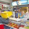 Innenstadtnah: Seit Mittwoch sind Post-Geschäfte auch in der Gemündener Tankstelle Eschenbacher in der Frankfurter Straße zu erledigen. Melanie und Udo Eschenbacher hinter dem Tresen stand am ersten Tag als Betreuer Leander Stieber zur Seite. Im Gegensatz zur neuen Postfiliale im Lagerhaus Weimann in der Wernfelder Straße gibt die Tankstelle Eschenbacher keine Pakete aus und es können auch keine Postbankgeschäfte erledigt werden.