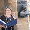 Nadja Bennewitz an der Büste der bekannten Nürnberger Marktfrau Margarethe Engelhardt.