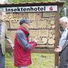 Neu auf der Museumsinsel: Bruno Weigand (Mitte) erklärt Interessierten die Bauweise und Funktion seines Insektenhotels, das er in rund 60 Stunden gefertigt hat.