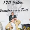 Hut ab: Ihren Hut zogen die Musiker von „Häisd ?n? däisd vomm mee“ am Freitagabend vor Sebastian Rank, der die 170-jährige Geschichte von Gasthaus und Brauerei Düll in Gnodstadt Revue passieren ließ.