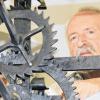 Liebhaber alter Turmuhren: Paul Schmitz aus Bad Bocklet restaurierte die Großenbracher Rathausuhr.