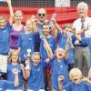 So strahlen Sieger: Die Mädchen und Jungen der Grundschule Schonungen mit ihrem Betreuerin Hille Niklaus sowie Leichtathletik-Obfrau Bianca Krimmel, den Geschäftsführer des Arbeitskreises „Sport in Schule und Verein“ Herman Guba und Schulamtsdirektor Günther Hartlieb.