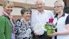 Treue Gäste: Seit 78 Jahren besuchen Margarethe und Heinrich Weinrich (Mitte) das Gasthaus „Waldfrieden“ in Neuhof. Darüber freuen sich Wirtin Rita Goßmann (rechts) und Bürgermeisterin Zita Baur (links).