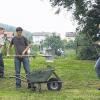 Ferienjobber: Frederic Hüftlein (16) aus Sendelbach, Christian Prüße (17) aus Sackenbach und Johannes Engelhaupt (19) aus Steinfeld (von links) arbeiten zwei Wochen lang beim Lohrer Bauhof. Auf unserem Foto rechen sie Grasschnitt am Sendelbacher Mainufer zusammen.