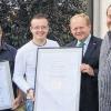 Frisch zurück von der Akademie: Marius Eckert aus Stetten (Zweiter von links) legte seine Meisterprüfung im Metzgerhandwerk mit Auszeichnung ab. Ihm gratulierten Vater Uli Eckert (links) sowie (von rechts) Anton Koob, Obermeister der Metzgerinnung Rhön-Grabfeld, und Hugo Neugebauer, Präsident der Handwerkskammer Unterfranken.