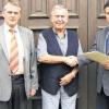 Anlass zum Feiern: In der Außenstelle Karlstadt des Finanzamts Lohr beging Amtsinspektor Hans Benkert beging sein 50. Dienstjubiläum im öffentlichen Dienst. Im Bild: (von links) Rudolf Grimm, Leiter der Außenstelle Karlstadt, Hans Benkert und der Leiter des Finanzamts Lohr, Hans-Jürgen Nettner.