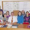 Besuch beim Bürgermeister: Donnersdorfer Ferienspaßkinder besuchten das Rathaus. Von links Gudrun Wolf vom Ferienspaßteam, Susanne Reh (Gemeinderätin) und Bürgermeister Klaus Schenk (Mitte).