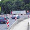 (wde)   Eigenen Beobachtungen zufolge ist der neue, relativ kleine Kreisverkehr in Sendelbach nicht besonders Lkw-freundlich. Speziell diejenigen Lastzüge, die von der neuen Mainbrücke in den Kreisel einfahren und diesen dann in Richtung Steinbach verlassen, haben größere Schwierigkeiten. 70 bis 80 Prozent von ihnen schaffen es bei der Ausfahrt aus dem Kreisel – trotz Schrittgeschwindigkeit – nicht, die Fahrspur einzuhalten: Sie rollen mit den Hinterrädern über den Bordstein. Ist der Kreisel zu klein gebaut worden? Auf Nachfrage der Main-Post sagte dazu der städtische Hauptamtsleiter und Pressesprecher des Rathauses, Josef Harth, dass der Kreisel laut Bauamtsleiter Thomas Samfaß so geplant sei, dass er für Lastzüge geeignet sei.