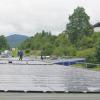 Sonnenstrom: Auf dem Dach der Werkshalle der Firma Müller Pferdetransporte in Zeitlofs wird eine Fotovoltaikanlage installiert.