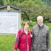 Ein Koffer voll Aktivitäten: Urlauberpfarrer Manfred Küchenmeister und seine Frau Annemarie am Fuße des Hochfelln bei Ruhpolding.