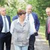 Meeting am Übergabepunkt: Marco Weigand (rechts) erläutert mit SÜC-Vertretern dem Vorsitzenden der VG Heldburger Unterland, Siegfried Stubrach, und Bürgermeisterin Christine Bardin das Spülbohrverfahren.