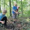 Nachwuchsindianer: Holz sammeln und daraus einen Turm bauen, das machte den Ferienspaßkindern einen riesigen Spaß.
