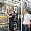 Das Bilderdepot im Keller: Matthias Langer (links) nimmt ein Bild von einer der auf Schienen gleitenden Depotwände. Handschuhe sorgen dafür, dass weder das Bild noch der Rahmen Hautfette abbekommen. Gefunden werden die Bilder oder Skulpturen ganz schnell. Eine computergesteuerte Navigation führ durch die Depots.