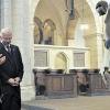 Im Limburger Dom: Der Partensteiner Bildhauer Mario Sanden (links) und der hessische Ministerpräsident Roland Koch unterhalten sich über die von Sanden angefertigte Nachbildung des Walsdorfer Kreuzes.BISTUM LIMBURG (STEPHAN SCHNELLE)