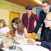 Nachhilfe in kleinen Gruppen: Der Fraktionsvorsitzende der CDU im Landtag, Peter Hauk, und Kultusministerin Marion Schick (CDU) besuchen in Münsingen (Kreis Reutlingen) die Ferienschule im Gymnasium. In Münsingen unterrichten ältere Schüler in einer Ferienwoche jüngere.
