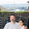 Leben am Reaktor: Roswitha Assmuth und ihr Ehemann Ingo stehen in Neckarwestheim auf der Terrasse ihres Reihenhauses, im Hintergrund ist das Kernkraftwerk Neckarwestheim zu sehen.