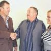 Dank für die geleistete Arbeit: Nach 45 Jahren geht Walter Kessler (mitte) in den Ruhestand. Verabschiedet wurde er von Bürgermeister Udo Baumann (links) und Emmy Sienkowiec (rechts).MARION ECKERT