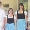 (one)   Fachkräftemangel in Deutschland? Der beste Schritt, dem entgegenzuwirken, ist die Ausbildung junger Menschen, befinden die Inhaber des Hotels Sonnentau. Drei neue Auszubildende – zwei Hotelfachfrauen, ein Koch – können nun im Hotel-Restaurant ihr Handwerk lernen. Seit über 15 Jahren bildet das Hotel Sonnentau junge Menschen zu Fachkräften aus. Zusammen mit den im zweiten und dritten Lehrjahr befindlichen zwei Koch-Lehrlingen und zwei Hotelfach-Lehrlingen komplettieren die Neuen nun die Azubi-Riege im Sonnentau. Im Bild (von links): Jonas Holzheimer aus Ginolfs, Franka Müller aus Heufurt, Anna Kellermann aus Strahlungen sowie  Inhaber und Ausbilder Heino Goldbach.