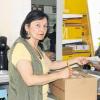 (hr)   Die Deutsche Post erweitert ab heutigen Donnerstag ihren Service in der bisherigen Postverkaufsstelle im Eußenheimer Ortsteil Hundsbach. Sie wird von Winfried und Christine Marterstock in der Avia-Tankstelle in der Bonnlandstraße 5 betrieben. Der sogenannten Postpoint deckt den Bedarf von Privatkunden ab und wird in Kooperation mit lokalen Einzelhändlern betrieben, heißt es in einer Pressemitteilung. Christine Marterstock (im Bild mit einem Kunden) nimmt im Postpoint Briefe, Päckchen und Pakete an und verkauft Briefmarken und DHL-Paketmarken. Angeboten werden außerdem bereits vorfrankierte Plusbriefe, -karten und -päckchen und die Möglichkeit zur Beauftragung von Einschreiben, Nachsendungen und des Lagerservices. Die Öffnungszeiten sind: Montag bis Freitag von 7.30 bis 19.30 Uhr und Samstag von 7.30 bis 13 Uhr.