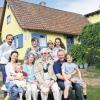 Sehnsucht nach dem Schwedenhäuschen: 23 Jahre nach dem letzten Rhönurlaub gab‘s für die Familie Tatlow nun ein Wiedersehen in Kilianshof. Im Vordergrund (von links) Didi Tatlow mit Tochter Anna, den Eltern Anita und Antony sowie Ehemann Clifford Coonan und Sohn Frederick. Dahinter die jetzigen Besitzer des Schwedenhäuschens, Franz und Elisabeth Söder mit Tochter Heidi und deren Sohn Thomas.