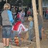 Am großen Markttag: Kinder backen am Feuer Pizzen.