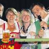 Die ersten Gewinnerinnen bei der Dirndl-Tour des Aalbachtal-Express in Altertheim: Bigi Grasselmann (3.), Heidi Hannwacker (1.) und Isabell Schulz (2.), zusammen mit Joachim Volpert, dem Dirigenten des Aalbachtal-Express.