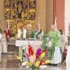 Festgottesdienst in Steinfeld: Prälat Karl Rost als Hauptzelebrant weihte die neue Sakristei ein. Weitere Zelebranten waren (von links) Pfarrer Slawomir Olszewski, Diakon Josef Seufert, Diakon Hartwig Koch (Würzburg) und der ehemalige Steinfelder Pfarrer Arnold Albert.
