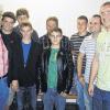 Der neue Jugendbeirat: Das Gremium vertritt ab sofort die Interessen der Mittelsinner Jugendlichen. Das Bild zeigt die Jugendlichen mit dem Bürgermeister und Vertretern des Arbeitskreises Jugend (von links, vorne) Peter Paul, Fabian Fleißner, Rico Ullrich, Daniel Eck, Dirk Schiefer, (hinten) Aaron Brasch, Peter Fleischer, Marco Blum und Marco Künstler.